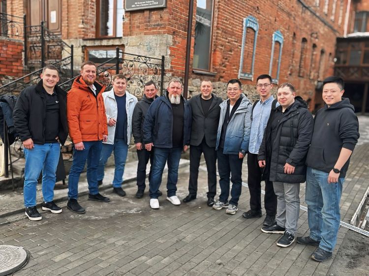 Сегодня у нас был насыщенный день — к нам приехали гости из Китая