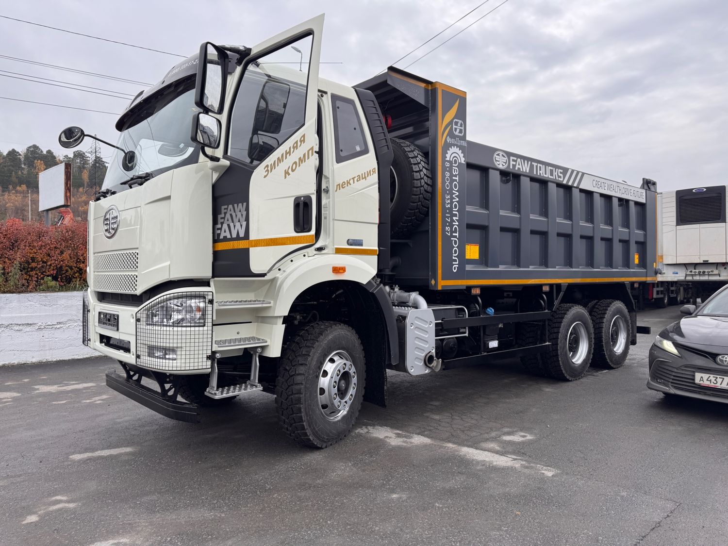 Сегодня наш специалист отдела продаж Артем успешно передал ключи от нового самосвала нашим довольным клиентам!