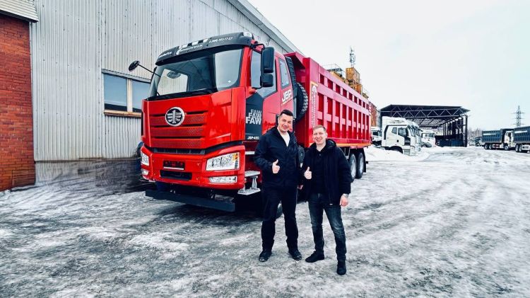 Сегодня у нас отличный повод для хорошего настроения — в автопарк нашего клиента отправился яркий красный самосвал J6!