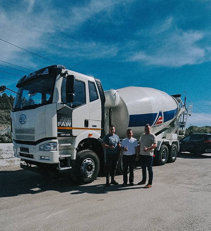 Эта жаркая неделя запомнится нам особенным событием! У нашего менеджера по продажам Артема осуществилась выдача автобетономешалки на базе FAW.