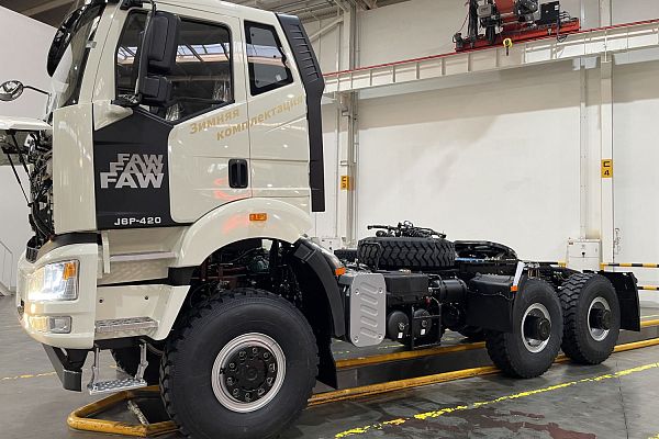 Тягач FAW 6 х 6 