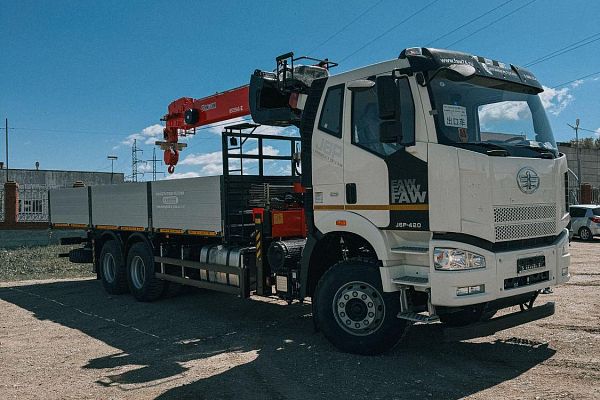 Бортовой автомобиль FAW 6х4 с КМУ Kanglim KS 1256