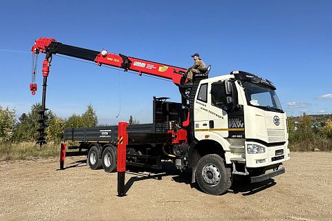 Бортовой автомобиль с КМУ с буром 