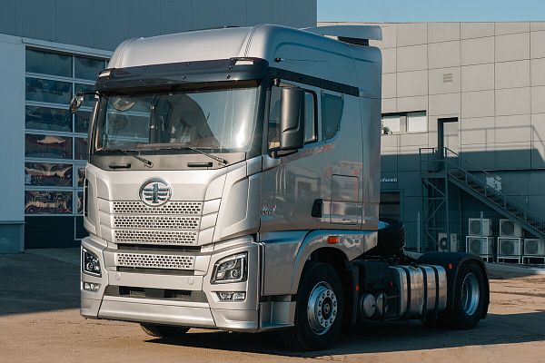 СЕДЕЛЬНЫЙ ТЯГАЧ FAW ORYX 4x2