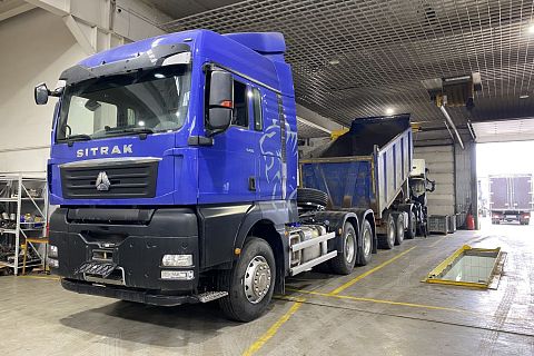 Грузовик SITRAK в сервисном центре